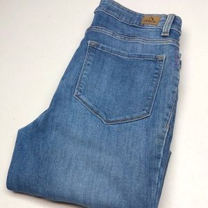 LIKE NEW JORDACHE BUTTONFLY CROP JEANS 8/28x29 😎